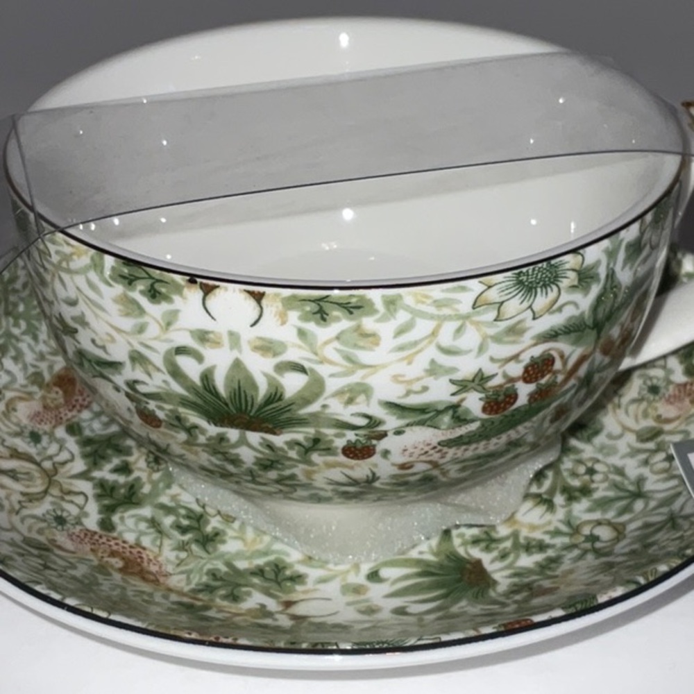 MORRIS & Co. PREMIUM PORCELAIN STRAWBERRY THIEF 2 TEACUP 4” & SAUCER 6” SETS NWT - Picture 6 of 7